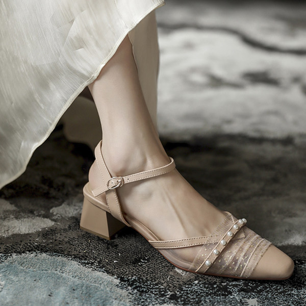 Naiste ümarad pärlitega ja metallkinnitusega sandaalid