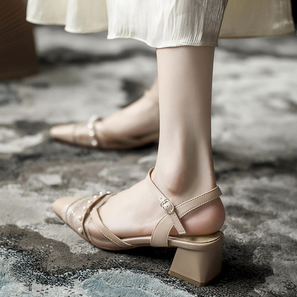 Naiste ümarad pärlitega ja metallkinnitusega sandaalid