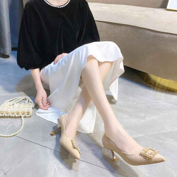 Γυναικεία casual παπούτσια με διακοσμητικές πέτρες και αγκράφες