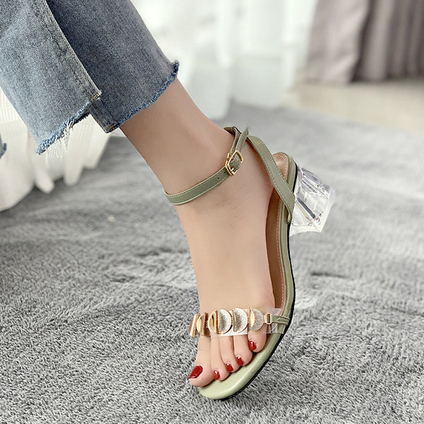 Γυναικεία σανδάλια με τετράγωνο τακούνι με αγκράφα και μεταλλικό στοιχείο