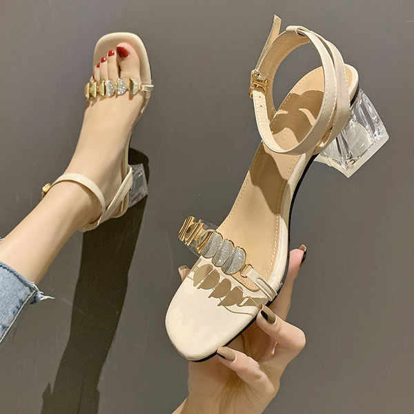 Γυναικεία σανδάλια με τετράγωνο τακούνι με αγκράφα και μεταλλικό στοιχείο