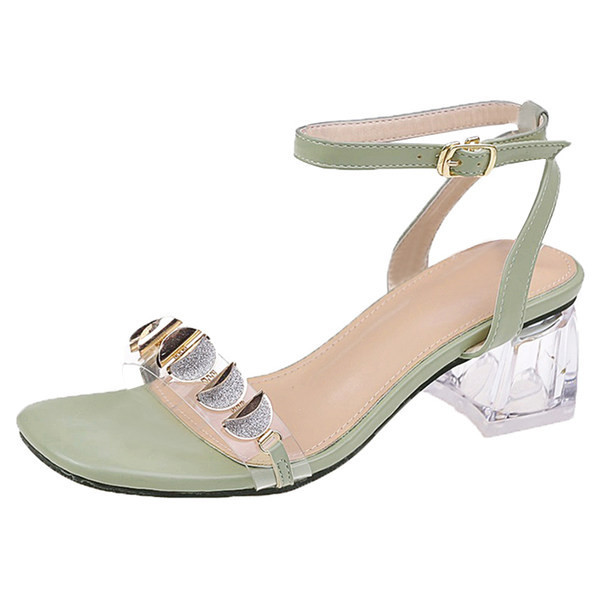 Γυναικεία σανδάλια με τετράγωνο τακούνι με αγκράφα και μεταλλικό στοιχείο