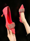 Kivide kaunistusega naiste kingade teritatud mudel