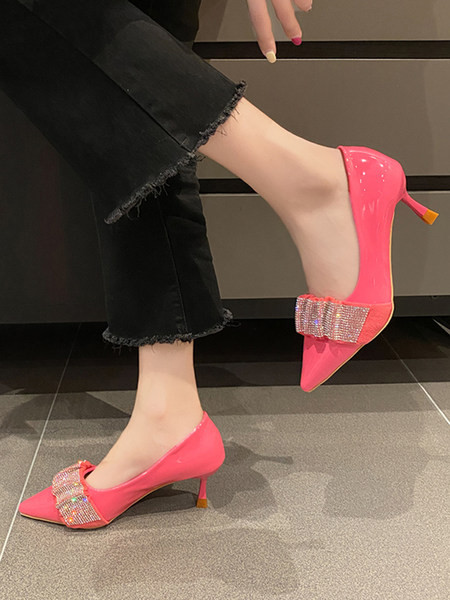 Kivide kaunistusega naiste kingade teritatud mudel