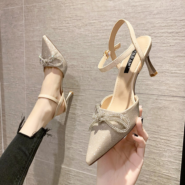 Γυναικεία σανδάλια με κορδέλα και λεπτό τακούνι 