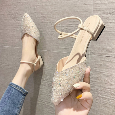 Γυναικεία μυτερά σανδάλια με τετράγωνο τακούνι και διακοσμητικές πέτρες