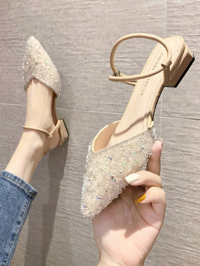 Γυναικεία μυτερά σανδάλια με τετράγωνο τακούνι και διακοσμητικές πέτρες