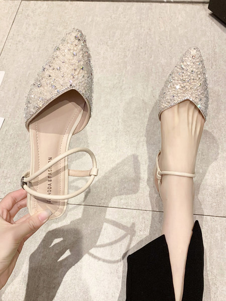 Γυναικεία μυτερά σανδάλια με τετράγωνο τακούνι και διακοσμητικές πέτρες