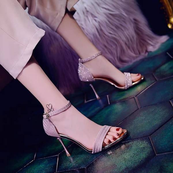 Νέο μοντέλο γυναικεία σανδάλια με γυαλιστερό αποτέλεσμα