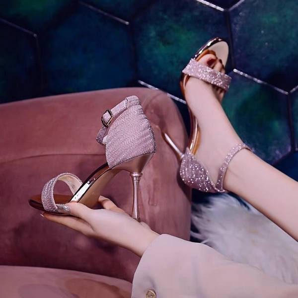 Νέο μοντέλο γυναικεία σανδάλια με γυαλιστερό αποτέλεσμα