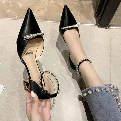 Κομψά γυναικεία σανδάλια με αγκράφα και πέρλες