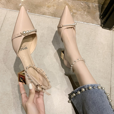 Κομψά γυναικεία σανδάλια με αγκράφα και πέρλες