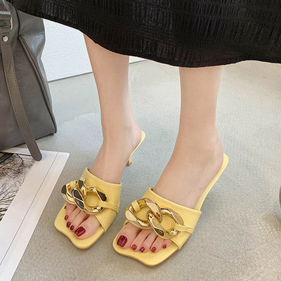 Γυναικείες τετράγωνες παντόφλες με λεπτό τακούνι και μεταλλική αλυσίδα