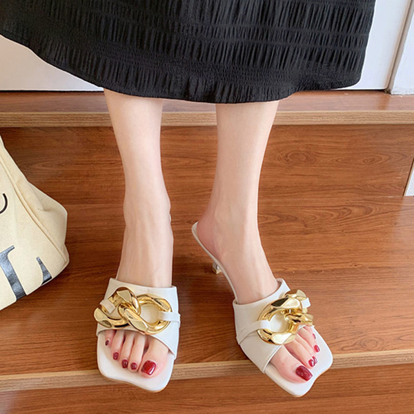 Γυναικείες τετράγωνες παντόφλες με λεπτό τακούνι και μεταλλική αλυσίδα