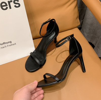 Κομψά γυναικεία σανδάλια με ψηλό τακούνι σε μαύρο χρώμα