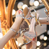 Κομψά γυναικεία σανδάλια με πέτρες και λεπτό τακούνι