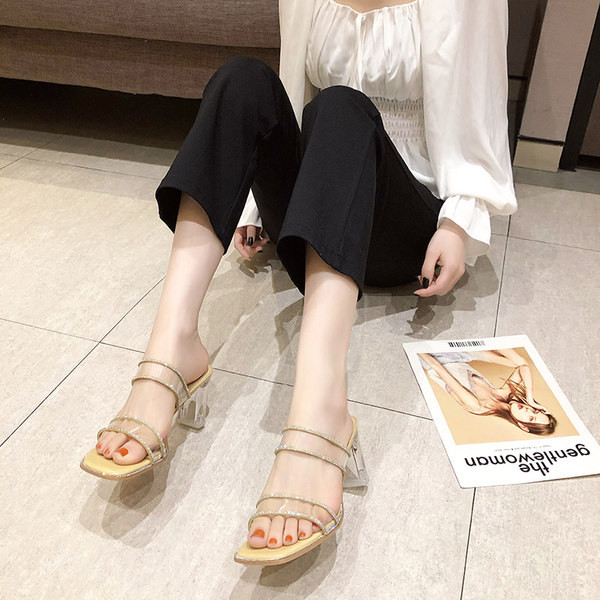 Γυναικείες παντόφλες με διάφανό τακούνι και πέτρες σε λευκό και κίτρινο χρώμα