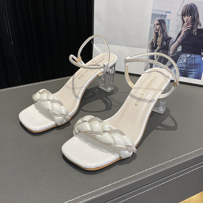 Naiste paksu läbipaistva kontsaga ja kaunistuskividega nahast sandaalid