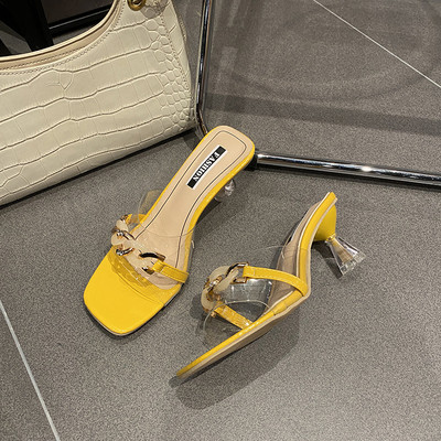 Γυναικείες παντόφλες με διάφανο λουράκι και μεταλλική διακόσμηση