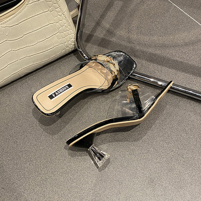 Γυναικείες παντόφλες με διάφανο λουράκι και μεταλλική διακόσμηση