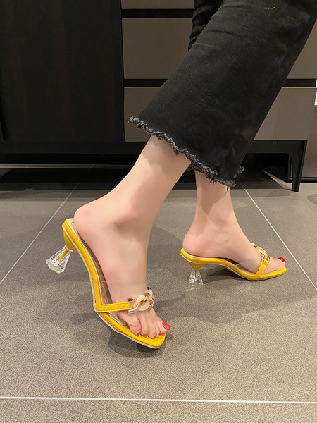 Γυναικείες παντόφλες με διάφανο λουράκι και μεταλλική διακόσμηση