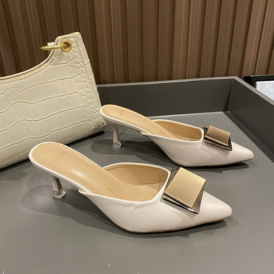 Μοντέρνα γυναικεία έκο δερμάτινες παντόφλες με αγκράφα