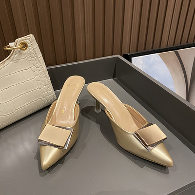 Μοντέρνα γυναικεία έκο δερμάτινες παντόφλες με αγκράφα