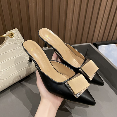 Μοντέρνα γυναικεία έκο δερμάτινες παντόφλες με αγκράφα