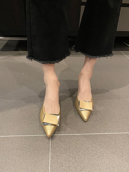 Μοντέρνα γυναικεία έκο δερμάτινες παντόφλες με αγκράφα