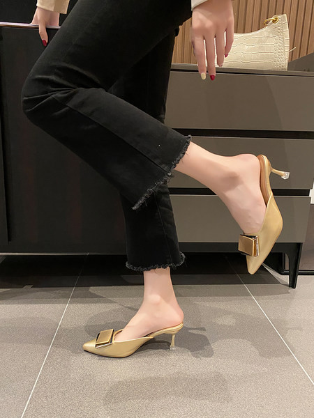 Μοντέρνα γυναικεία έκο δερμάτινες παντόφλες με αγκράφα