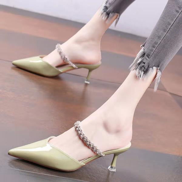 Γυναικείες μυτερές παντόφλες με λεπτό τακούνι