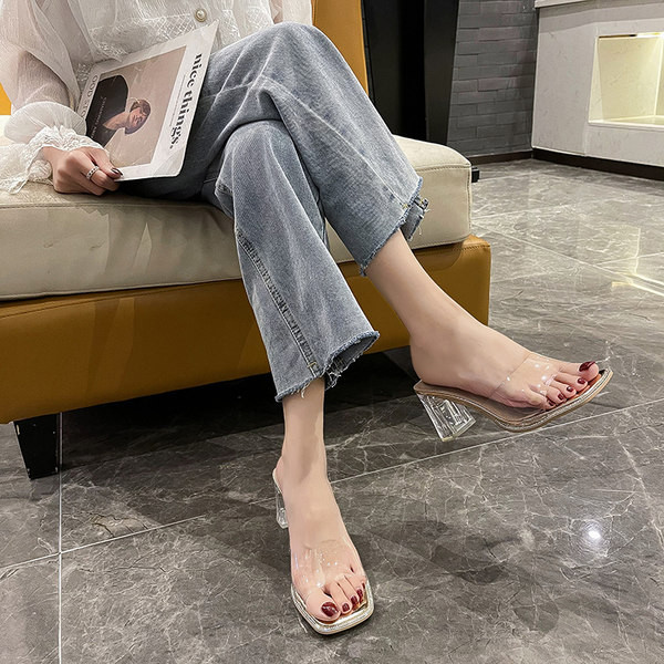 Γυναικείες παντόφλες σε τρία χρώματα με διάφανό τακούνι