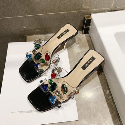 Γυναικεία παπούτσια με χρωματιστές πέτρες και διάφανό τακούνι