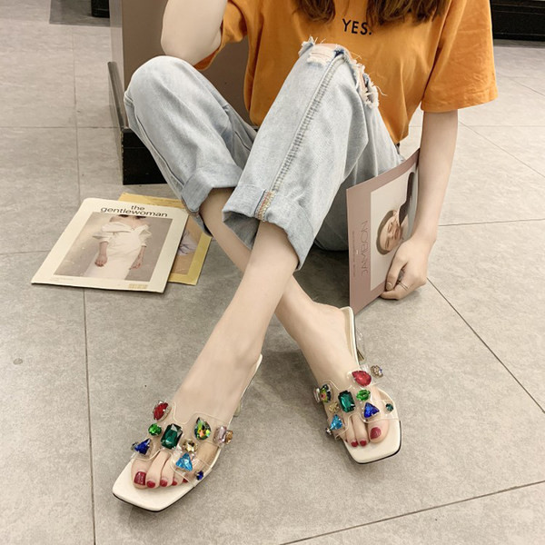 Γυναικεία παπούτσια με χρωματιστές πέτρες και διάφανό τακούνι