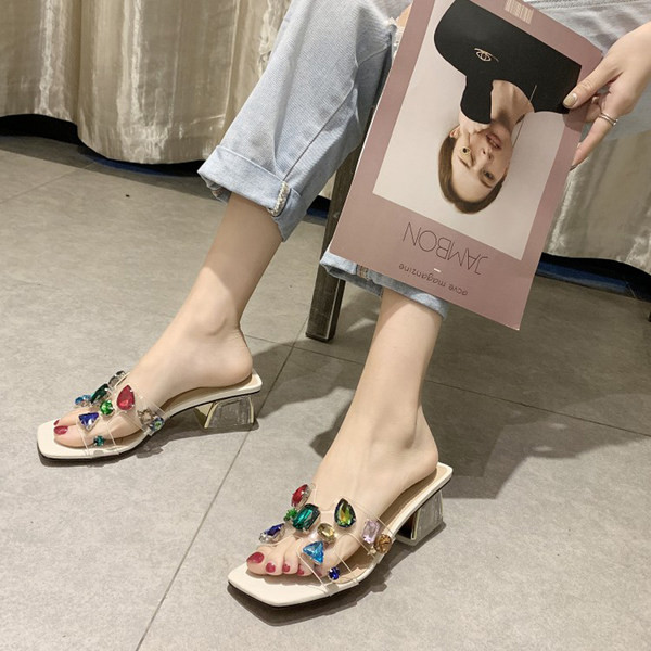 Γυναικεία παπούτσια με χρωματιστές πέτρες και διάφανό τακούνι