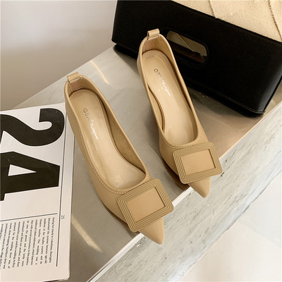 Γυναικεία παπούτσια με αγκράφα - μυτερό μοντέλο