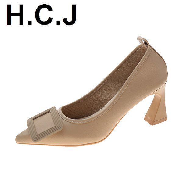 Γυναικεία παπούτσια με αγκράφα - μυτερό μοντέλο