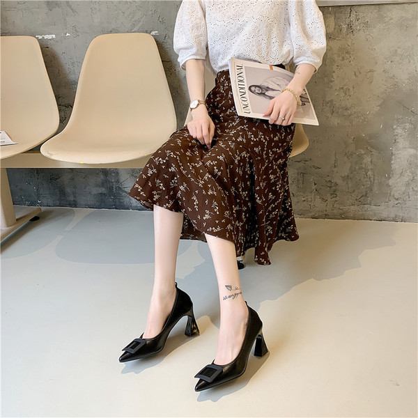 Γυναικεία παπούτσια με αγκράφα - μυτερό μοντέλο