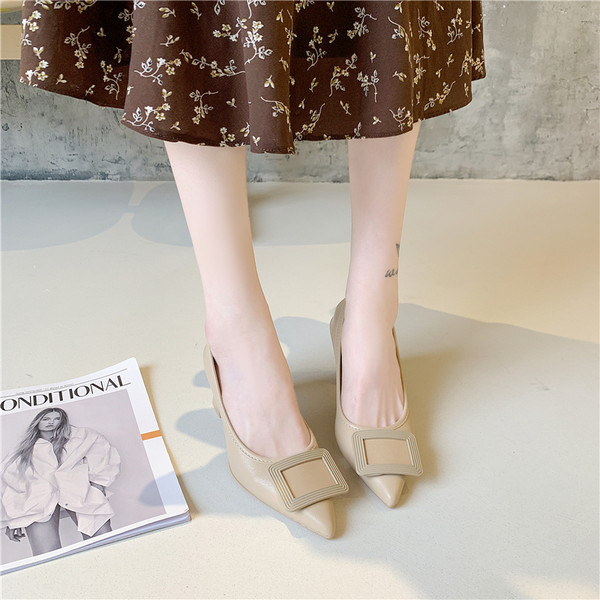 Γυναικεία παπούτσια με αγκράφα - μυτερό μοντέλο