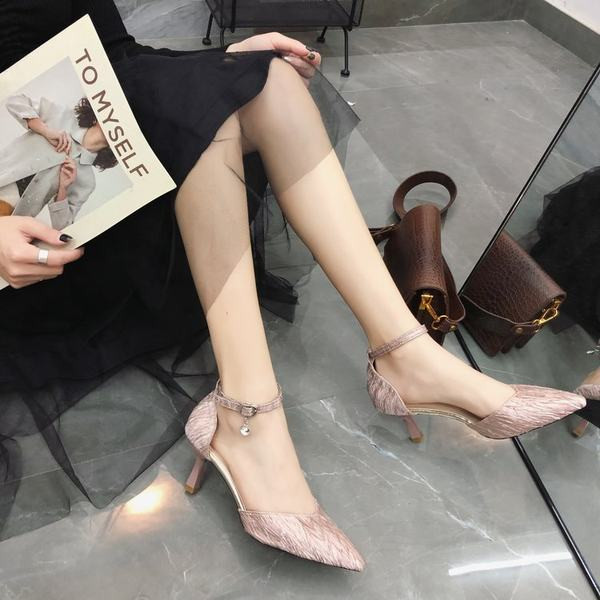 Smailaus modelio elegantiški moteriški batai su sagtimi ir plonu kulnu