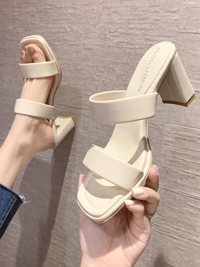 Γυναικείες παντόφλες με έκο δερμάτινα λουράκια και τετράγωνο τακούνι