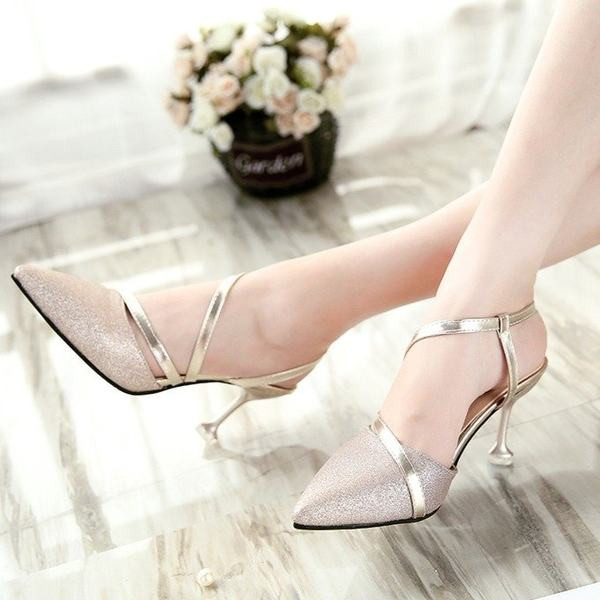 Kõrgete kontsadega pidulikud naiste kingad – õhukesed rihmad ja läikiv efekt