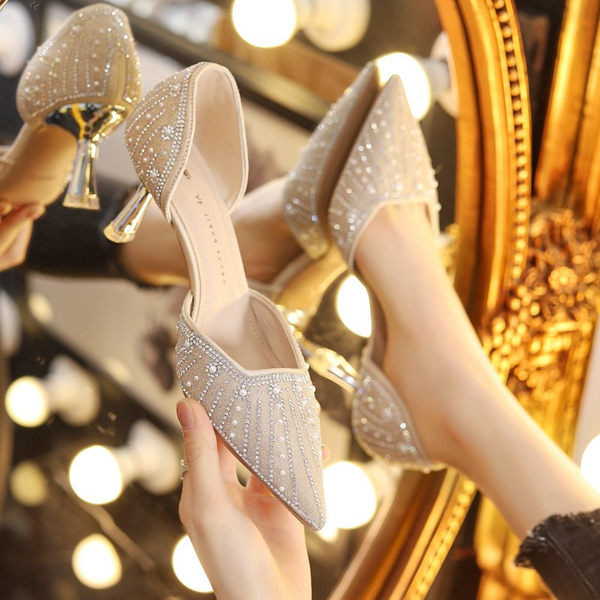 Κομψά γυναικεία παπούτσια με δικοσμητικές πέτρες και τακούνι