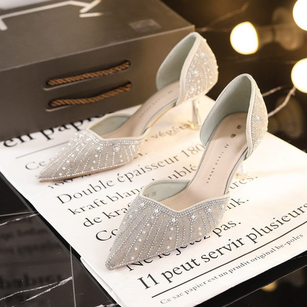 Κομψά γυναικεία παπούτσια με δικοσμητικές πέτρες και τακούνι