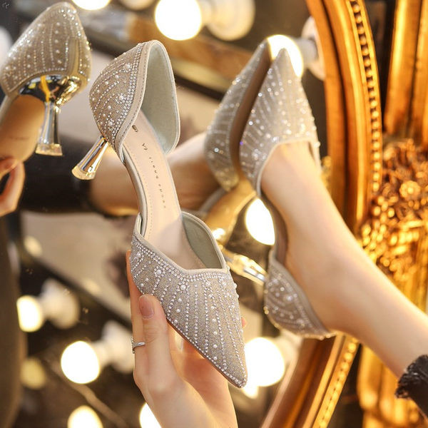 Κομψά γυναικεία παπούτσια με δικοσμητικές πέτρες και τακούνι