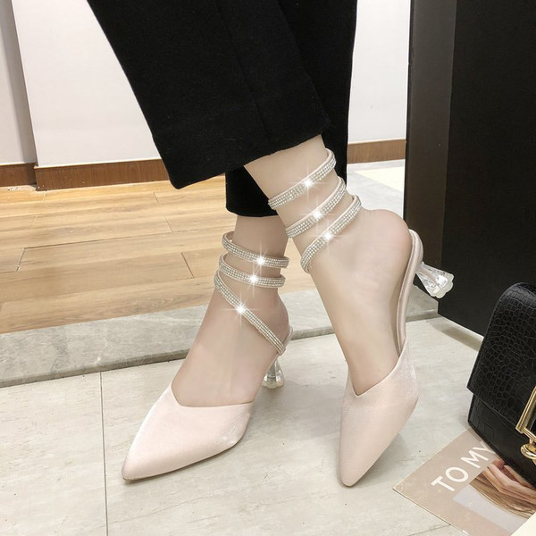 Κομψά γυναικεία παπούτσια με διάφανό ταούνι  και λεπτά λουράκια με διακοσμητικές πέτρες