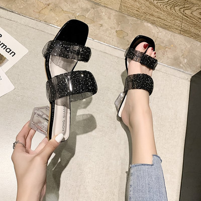 Γυναικείες παντόφλες με γυαλιστερό αποτέλεσμα και διαφανή τακούνι