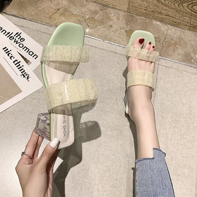 Γυναικείες παντόφλες με γυαλιστερό αποτέλεσμα και διαφανή τακούνι