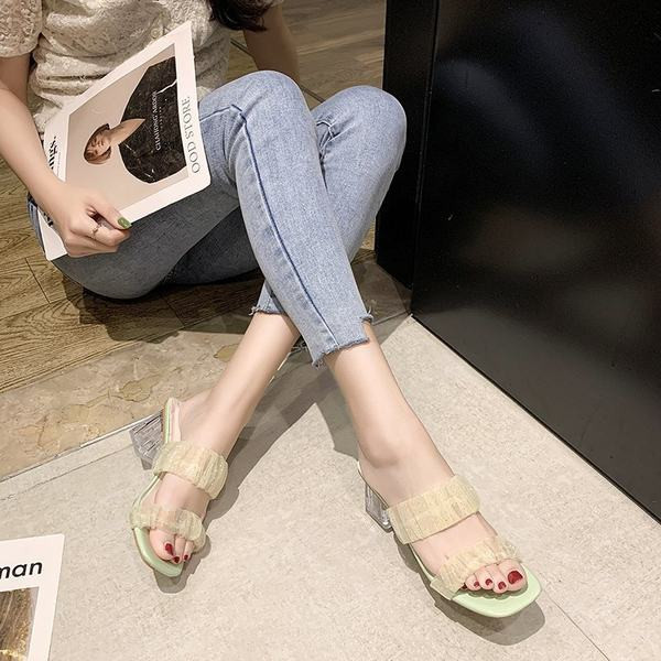 Γυναικείες παντόφλες με γυαλιστερό αποτέλεσμα και διαφανή τακούνι