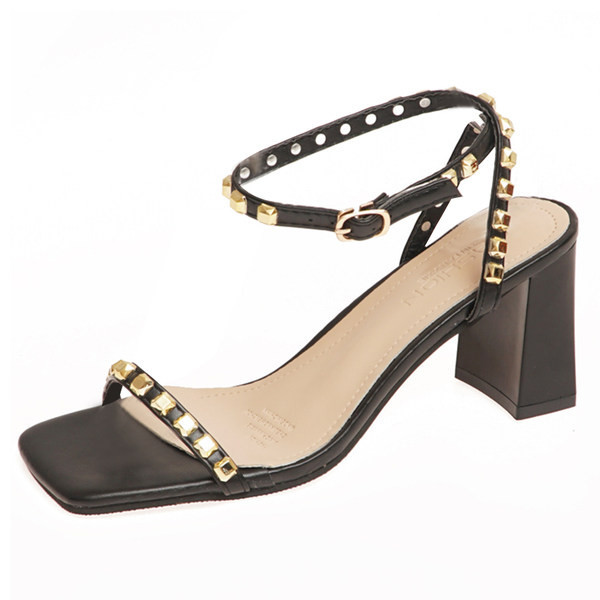 Γυναικεία τετράγωνα σανδάλια με αγκράφα και μεταλλικά τρουξ